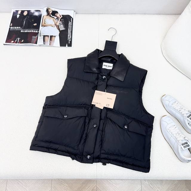 原单品质 爆单款推荐 Miu 25Ss 秋冬新品美拉德系穿搭 翻领皮领设计羽绒服马甲本季最佳版型 面包服塑造裹身式廓形 弹力束绳下摆展现充满科技感，拼皮翻领设计