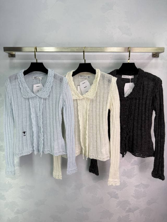 Dio*25早秋新款针织开衫 精致木耳边领口设计 搭配小蜘蛛刺绣 优雅大方 修身显瘦 俏皮减龄显白 日常出行或聚会轻松驾驭！3色3码Sml T226B.