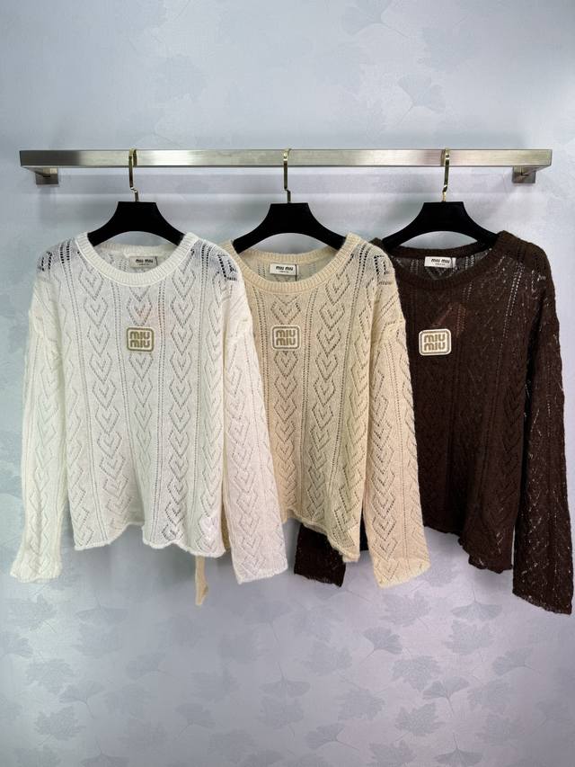 Miu*25秋冬新款经典菱格纹针织毛衣 胸前金色Logo刺绣 面料手感特别柔软舒服 落肩设计与中长款衣长营造出随性慵懒的奢华氛围！3色3码Sml T226B.