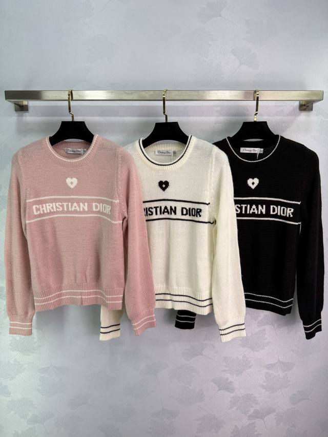 Dio*2025早秋新款爱心针织长袖 定制Yb羊毛纱线织造 质感高级 舒适柔软 圆领长袖上衣剪裁 密实针织细腻凸显品牌质感 领口袖口螺纹包边与衣摆相呼应 胸前爱