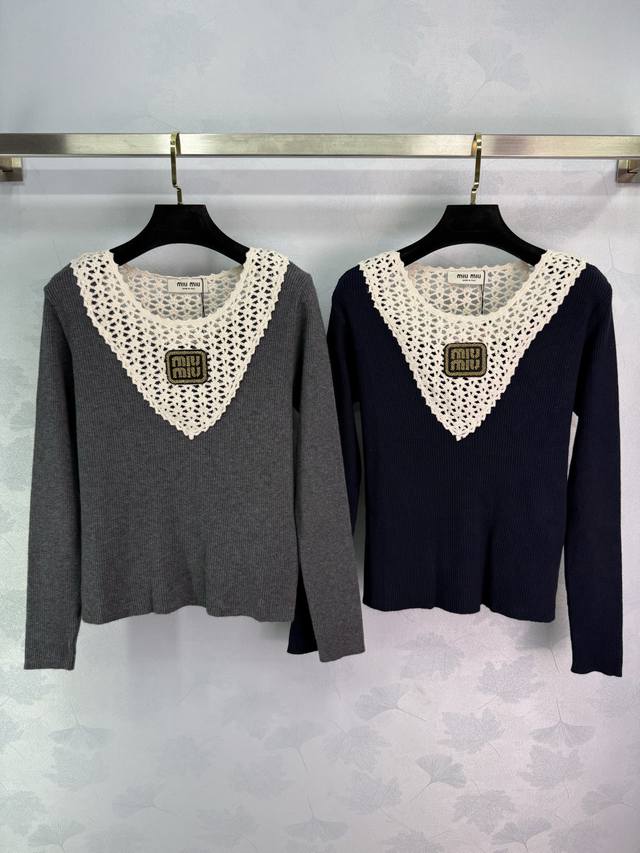 Miu*25早秋新款蕾丝领口针织衫 精致钩花蕾丝领配Logo方块 面料舒适有弹性 上身视觉效果 显瘦显高 秋冬内搭叠穿都Ok ！2色3码Sml T226B.