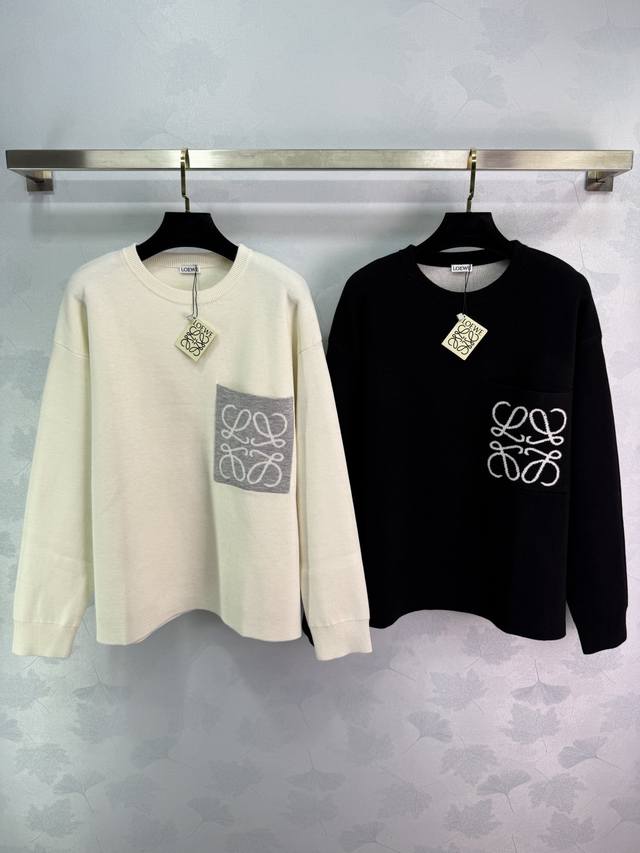 Loew*2025秋冬新款图腾宽松针织上衣 定制Yb羊毛纱线织造 质感高级舒适 套头针织上衣剪裁 通体素色 胸口单侧装点标志性图腾徽标图案 颜色形成碰撞 彰显品
