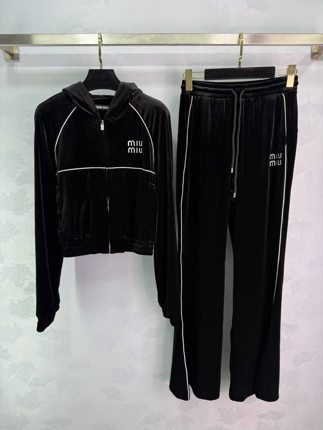 Miu*25新款休闲丝绒运动套装 定制面料 连帽外套休闲长裤 经典Miu字母刺绣装饰 恰到好处的松量 干净利落的裁剪 即便没有多余的噱头装饰 亦能轻松展露自身非