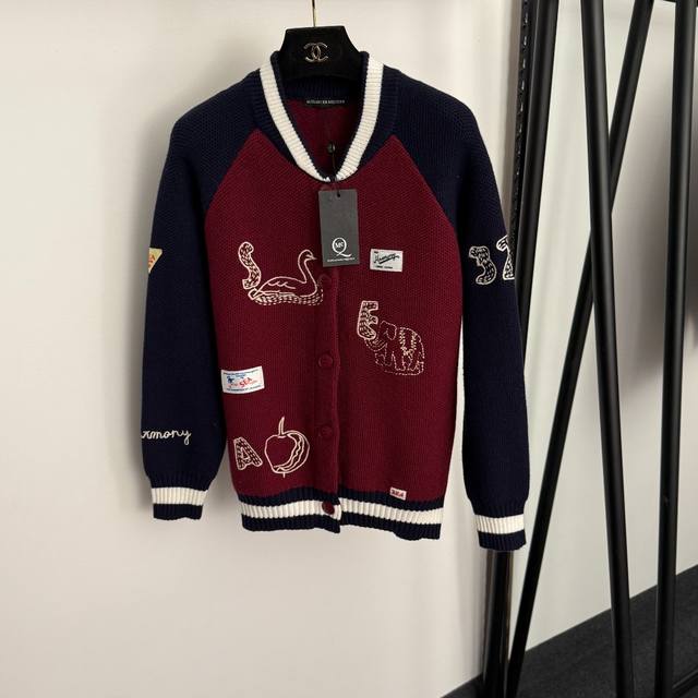 款号20255933 Mcq*新款 动物徽章刺绣图案拼色长袖针织衫棒球服夹克外套，红色， 均码：胸围98，袖长65，长62；重量：0.675Kg