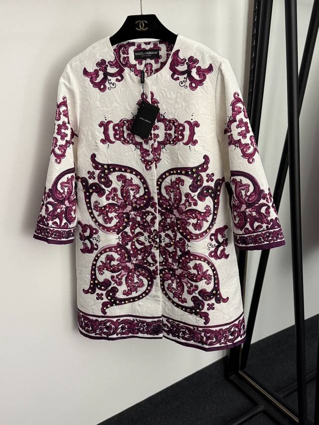 款号20255919 Dg*新款 重工钉钻复古花纹印花长袖大衣外套，白色，S-Xxl， M码：肩宽40，胸围104，袖长46，长87；重量：0.640Kg