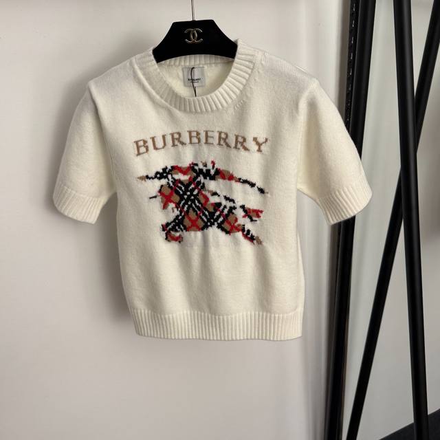 款号20255912 Burberr*新款 战马骑士Logo字母提花套头短袖针织衫上衣，白色，卡其色，黑色， 均码：肩宽38，胸围84，袖长22，衣长52；重量