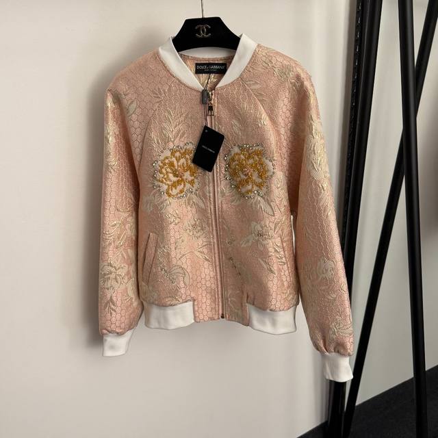 款号20255904 Dg*新款 重工钉珠钉钻花朵 亮丝提花长袖夹克拉链外套，粉色，S-Xxl， M码：胸围104，袖长71，长61；重量：0.515Kg