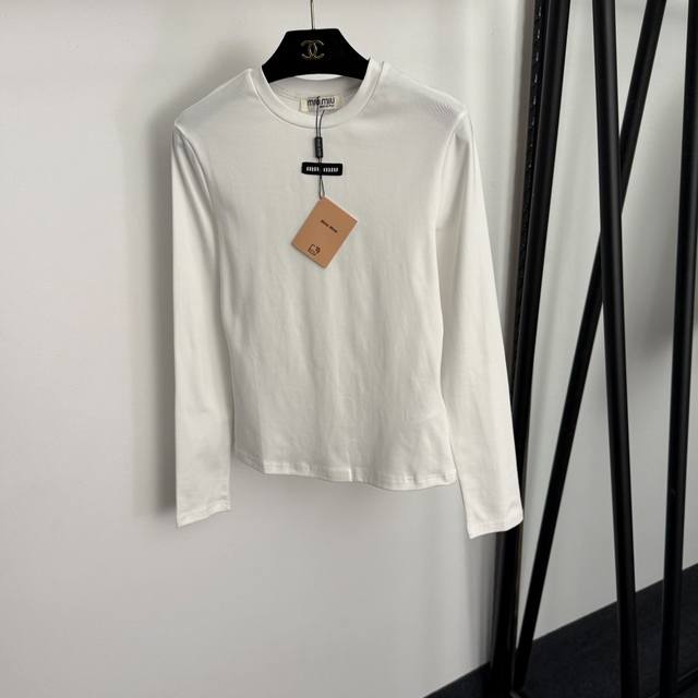 款号20255898 Miumi*新款 领标Logo字母长袖T恤打底衫，白色，黑色，S-Xl， M码：肩宽37，胸围80，袖长60，长56；重量：0.175Kg
