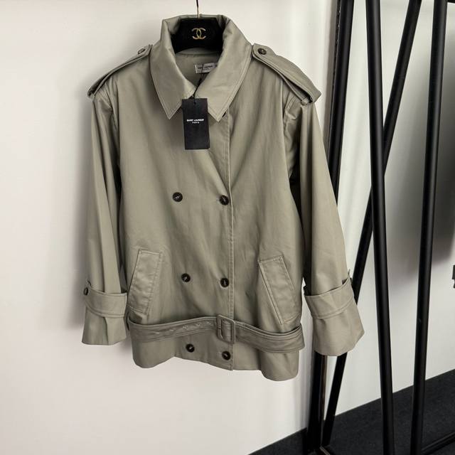 款号20255890 Ysl*新款 双排扣翻领长袖短款风衣外套，配腰带，杏色，S-Xl， S码：肩宽47，胸围114，袖长57，长75；重量：0.875Kg