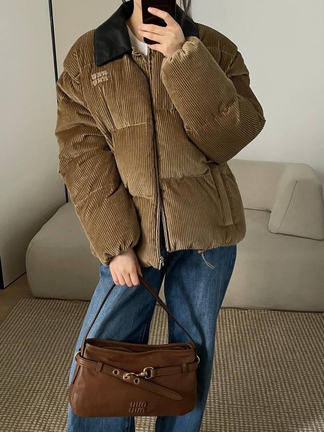 Miumi* 25Fw秋冬新款 灯芯绒拼牛皮领羽绒服外套丨独家Yb开发！高版出品！甄选复古棕调灯芯绒面料，竖纹肌理自带岁月质感，在光线中晕染出细腻的层次；黑色真