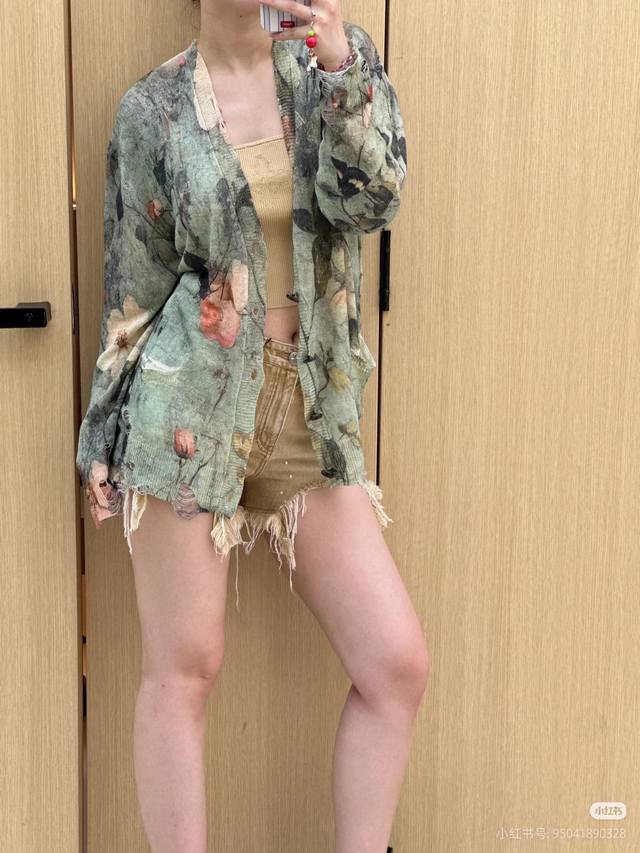 R13 2025Fw秋冬新品系列 水墨画羊毛针织开衫超火中式风顶级版本开衫来袭！衣身采用水墨画花卉图案，粉色、蓝绿色等色彩交融，水波荡漾中、宛如一幅画卷。边缘的