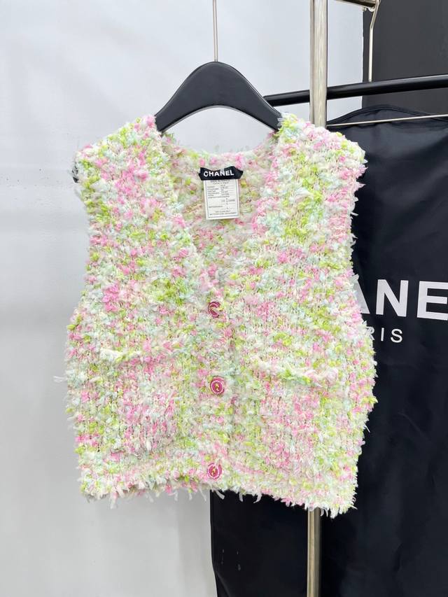 爆款现货 原单品质 Chan*｜25中古系列重工手工钻扣V领背心外套 独家订制纱线 ，设计高级又时髦！1:1订制重工面辅料，增添时尚格调，纯欲系搭配和谐，百搭王