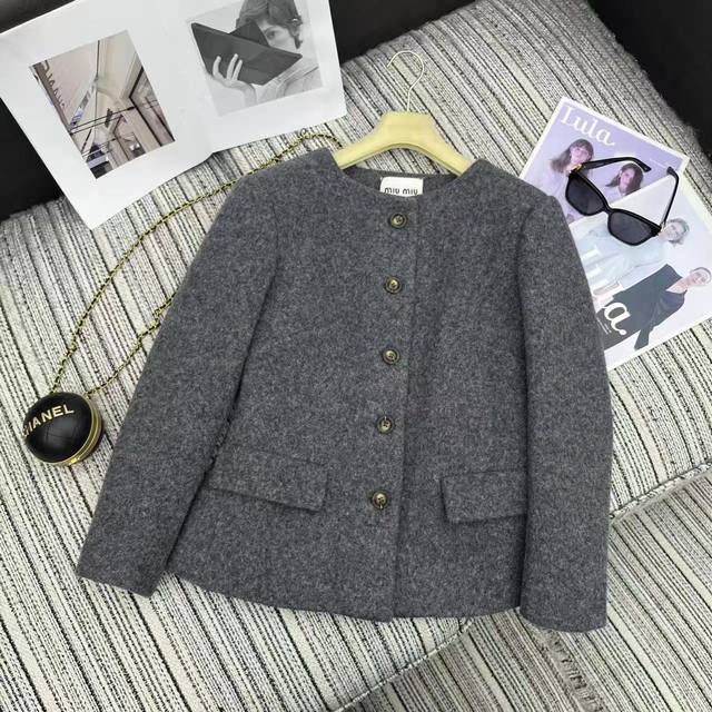 强烈推荐 Miumi* 25年秋冬新款 格雷系灰色收腰羊毛呢外套+半裙套装丨独家Yb开发！高版出品！采用高级羊毛呢面料，格雷系灰色自带复古滤镜，收腰剪裁的圆领外