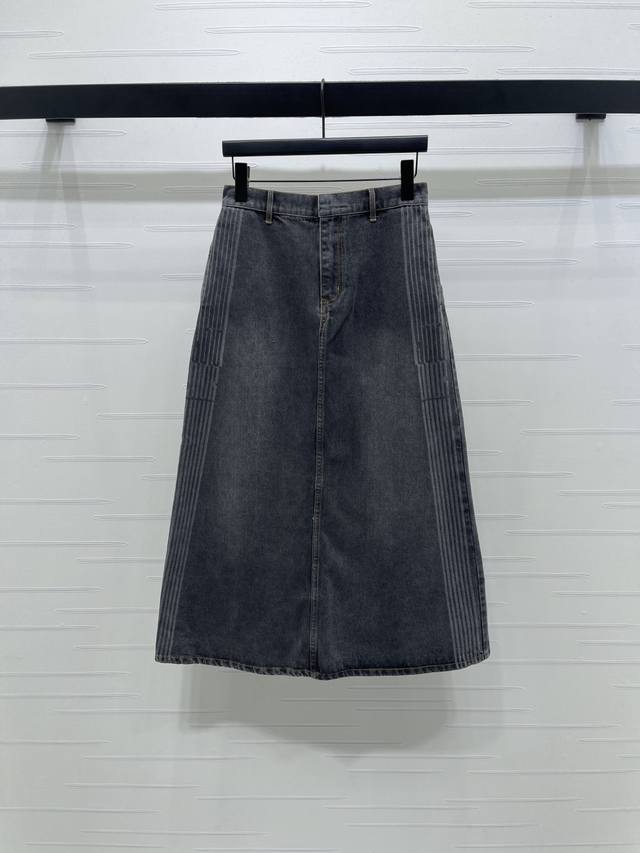 上新原单高端品质 Dio* 2025早秋最新系列！激光字母牛仔半身裙！定制进口斜纹棉牛仔材质 多重水洗 呈现出挺括舒适质感 高腰系扣对称口袋版型设计 增添造型层