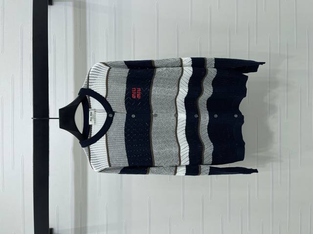 上新原单高端品Miumi* 2025早秋最新系列！刺绣镂空针织长袖开衫！定制进口纱线织造 质感舒适 镂空透气 单排扣圆领长袖开衫剪裁 通体利用镂空钩针肌理交织