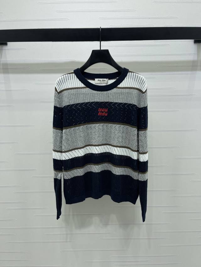 上新原单高端品Miumi* 2025早秋最新系列！刺绣镂空针织长袖！定制进口纱线织造 质感舒适 镂空透气 圆领针织剪裁 通体利用镂空钩针肌理交织 勾勒出多色条纹
