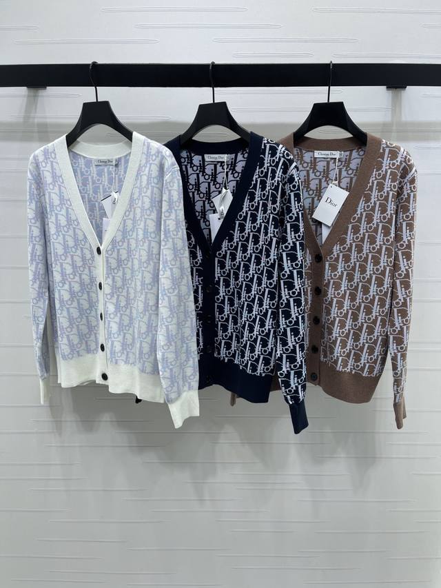 上新原单高端品质 Dio* 2025早秋最新系列！V领提花针织开衫！定制进口羊绒羊毛针织材质 质感舒适 穿搭有型 V领针织开衫版型 成衣以同色系素色竖条螺纹包边