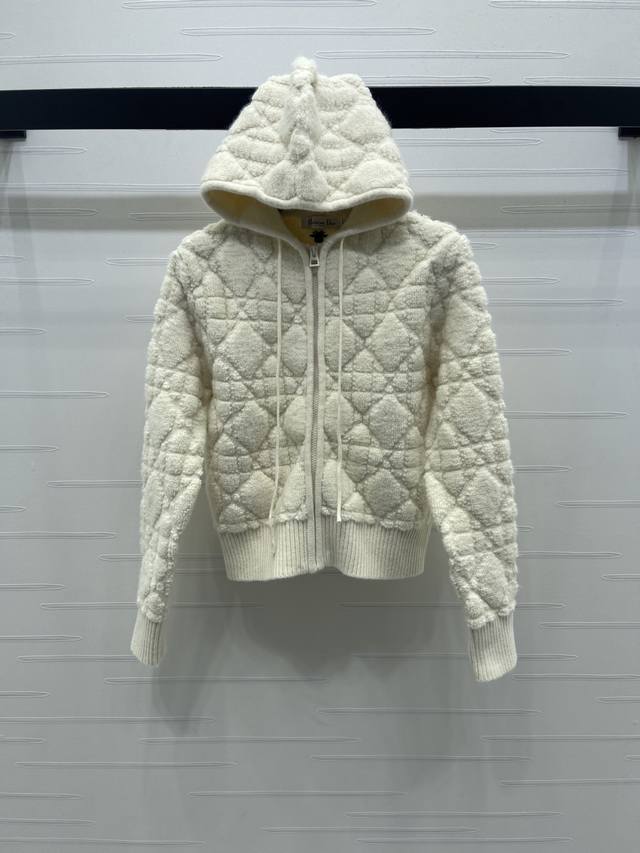 上新原单高端品质 Dio* 2025早秋最新系列！藤格纹连帽拉链长袖开衫！定制羊毛针织材质 质感上乘 毛量扎实 连帽开衫版型 成衣以针织螺纹包边收窄 整体造型高