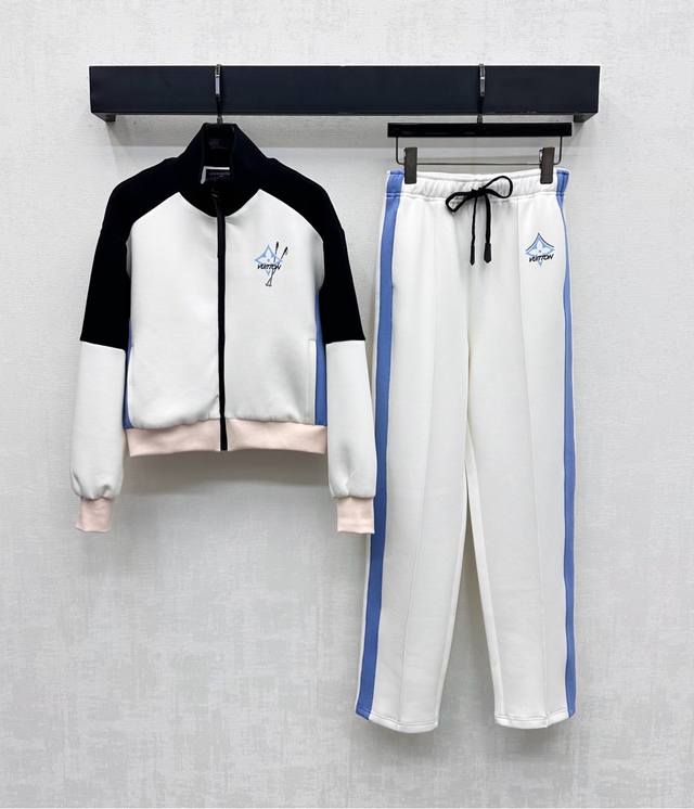 Louis Vuitto*2025新品上架 立领夹克外套长裤套装 定制Yb进口空气全棉材质 舒适透气 挺阔有型 点缀标志性四叶草字母印花图案 上下呼应风格 彰显