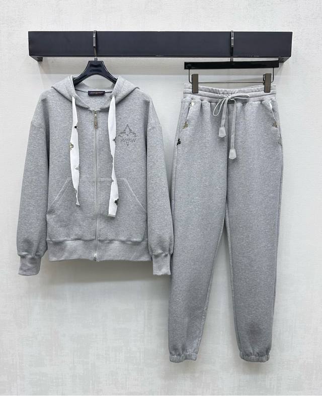 Louis Vuitto*2025新品上架 连帽外套长裤套装 定制Yb进口斜纹全棉材质 光泽舒适垂顺 饰以胸前标志性字母印花图案装饰 彰显品牌调性 配合抽绳插袋