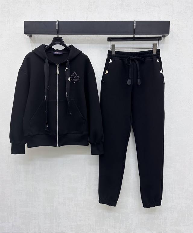 Louis Vuitto*2025新品上架 连帽外套长裤套装 定制Yb进口斜纹全棉材质 光泽舒适垂顺 饰以胸前标志性字母印花图案装饰 彰显品牌调性 配合抽绳插袋