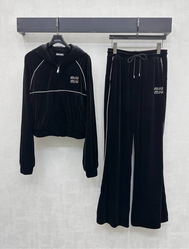 Miumi*2025新品上架 丝绒外套长裤套装 定制Yb进口丝绒材质 光泽质感不易沾灰 胸前点缀标志性字母刺绣徽标装饰 彰显品牌调性 通体素色利用白色捆边轮廓线