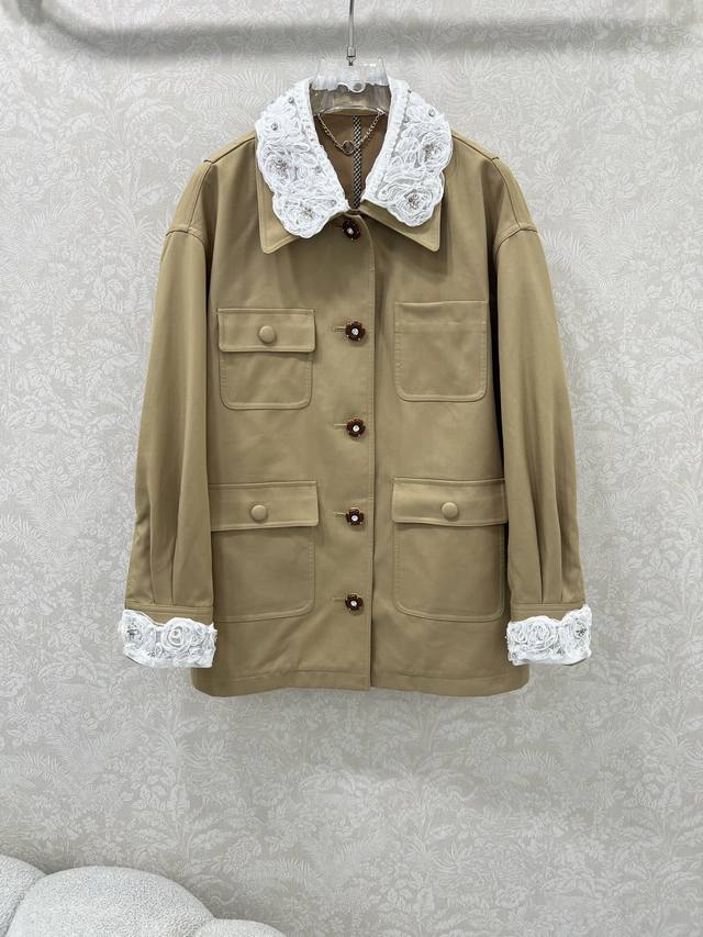 Miumi*25早秋新款重工订钻拼蕾丝风衣外套 四口袋工装设计 可盐可甜 领口定制可拆卸花边 定制五金A版显瘦绝绝子 高级的云淡风轻 不需要凹造型 上身每一个细