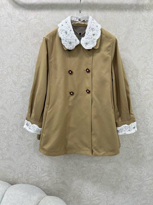 Miumi*25早秋新款重工订钻拼蕾丝风衣外套 双排扣娃娃款设计 领口定制可拆卸花边 定制五金A版显瘦绝绝子 高级的云淡风轻 不需要凹造型 上身每一个细节都透露