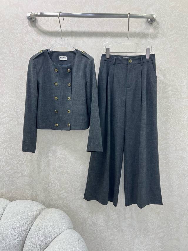 Miumi*25新款含羊毛套装 经典圆领双排扣西服外套阔腿裤的组合 高级格雷灰 定制五金 上身就是满满的时髦高级感搭 自带气场 显瘦效果很赞！单粒扣阔腿裤 秒变