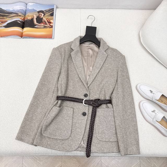 独家首发 Bc 25Ss 秋冬最新款定染针织西装外套领边链条装饰 细节很加分 搭配编织腰带提升调性 经典H版型剪裁 休闲通勤设计奢华不简 轻松驾驭演绎不同风格