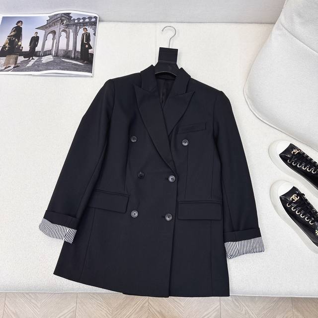 高级极简风 Cd 25Ss 春夏最新款双排扣西装外套百搭黑色系 适用于各种场合～～ 简约时髦 自上而下利落有型 整个版型剪裁不挑人 非常藏肉 对身材没有限制 定