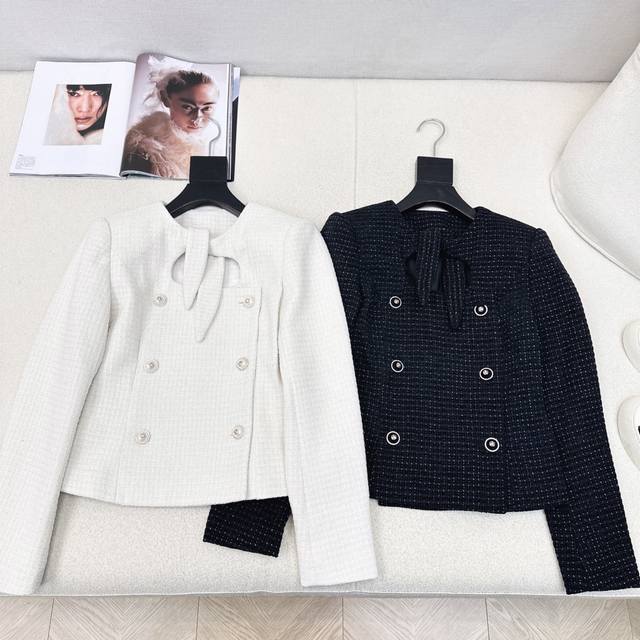 贵气高级 C家 25Ss 秋冬最新款兔子耳朵绑带装饰编织小外套 采用定制的重工编织面料 细节感满满 很高级 上身自带优雅和贵气 不管是日常或者通勤都Ok 箱型剪