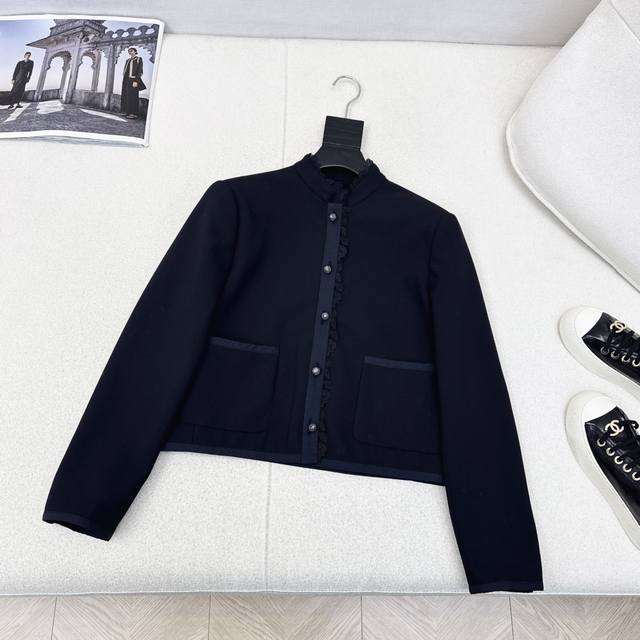 Cd 25Ss 早秋新款水溶花蕾丝拼接小立领外套 立体剪裁 正面双口袋点缀 短款版型 轻松分割身材比例 上身超显大长腿 纯色简约高级超耐看 饰有镂空Cd扣装饰