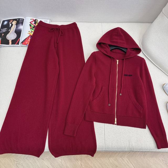缪式穿搭 Miu 25Ss 秋冬最新款羊毛休闲套装连帽外套+松紧腰直筒裤 日常必备款 出街穿搭也很适合 一整个舒适又时髦感的Look 定制的羊毛纱线 酱红色显嫩