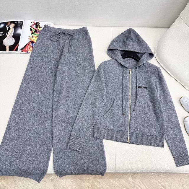 缪式穿搭 Miu 25Ss 秋冬最新款羊毛休闲套装连帽外套+松紧腰直筒裤 日常必备款 出街穿搭也很适合 一整个舒适又时髦感的Look 定制的羊毛纱线 酱红色显嫩