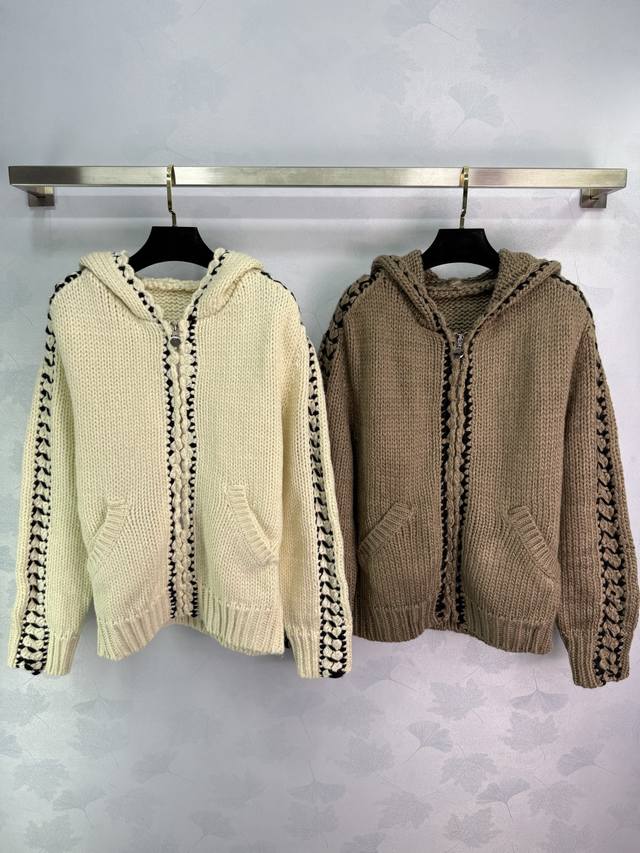 小众*25秋冬新款连帽针织开衫 手工钩花工艺 编织装饰条纹 拉链设计超实用 宽松版型显瘦 羊毛面料柔软舒适 丰富视觉效果 上身尽显轻奢时髦气质 秋冬时尚穿搭首选
