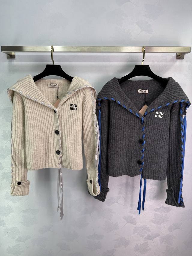 Miu*25早秋新款纯色抽绳海军领针织开衫 羊毛面料柔软舒适 大翻领配飘带设计 胸前Logo刺绣简约大方 黑色纽扣点缀 修身显瘦版型 搭配裙装或裤装都很百搭！2