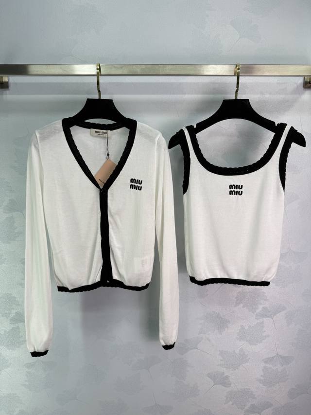 Miu*25秋冬新款针织开衫背心两件套 白色蕾丝边设计 背心搭配很有层次感 胸前Logo设计 彰显品牌个性 凸显穿搭高级感 常规版型不拘身材 轻奢时髦气质 四季