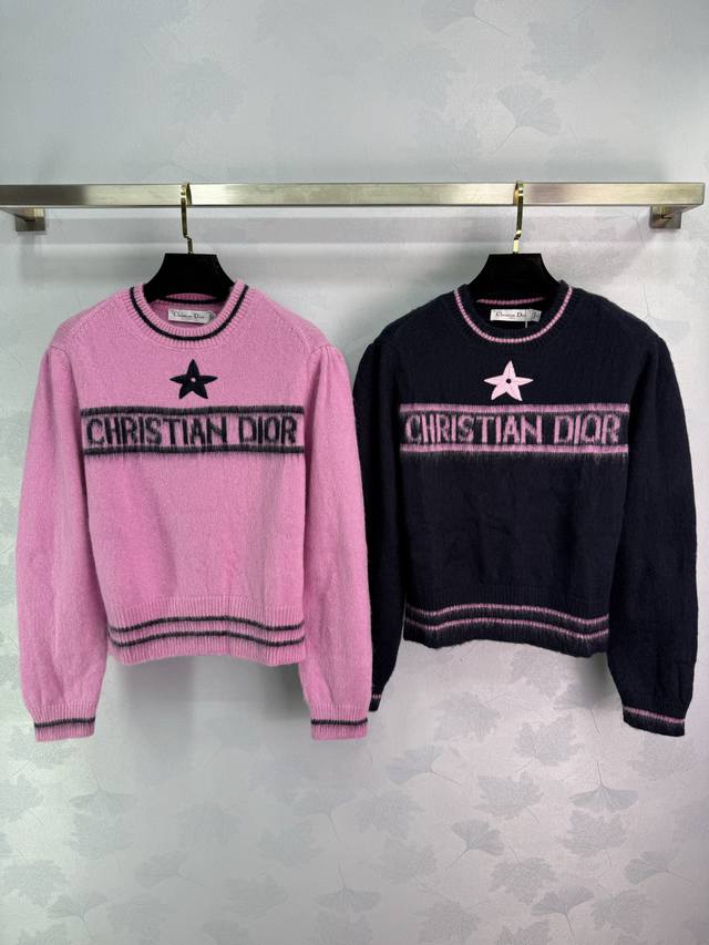 Dio*25秋冬新款五角星针织毛衣 胸前经典字母提花工艺 领袖口条纹点缀 简约大方 羊毛马海毛柔软舒适 修身显瘦 秋冬内搭叠穿氛围感十足！2色3码Sml T22