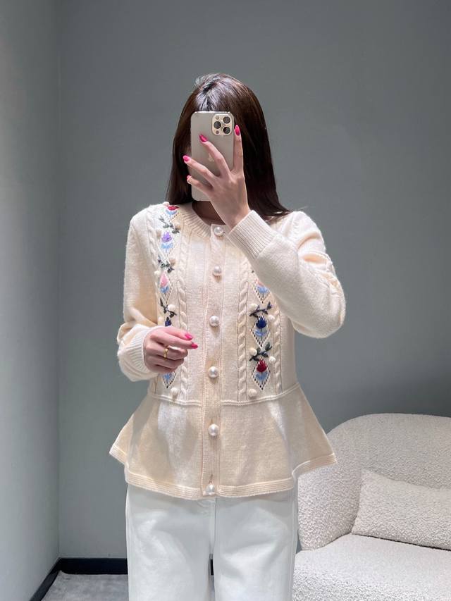 小香Chan**L2025Fw高级手工坊系列 羊毛针织麻花开衫顶级工艺制作，1:1羊毛混纺针织纱线，温柔米杏色，衣身两侧绽放着手工刺绣的缤纷花簇圆润毛球，让每一