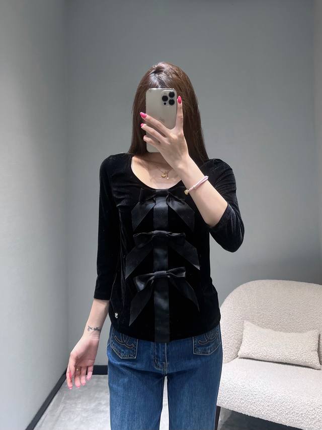 小香Chan**L2025Fw高级成衣系列 金丝绒蝴蝶结上衣高级金丝绒面料 丝绒特有的柔滑光泽在光线中流转，经典V领设计修饰颈部线条；缎面丝带打造的立体蝴蝶结的