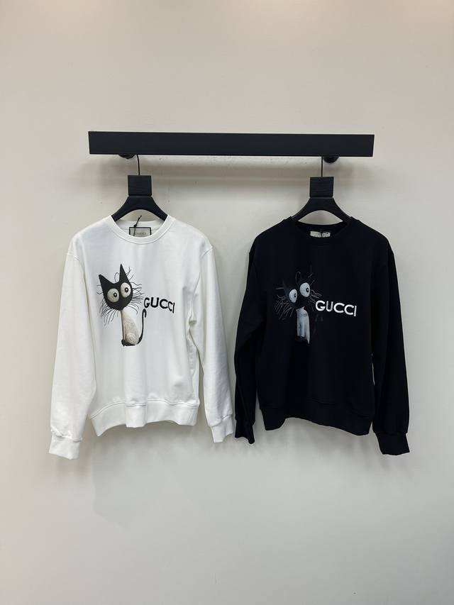 Gucc*25早秋新款猫咪刺绣卫衣。以黑猫刺绣为亮点，卡通风格超可爱，搭配品牌Logo，趣味满分！纯棉材质，柔软舒适，日常穿搭无压力。宽松版型，包容性强，适合各