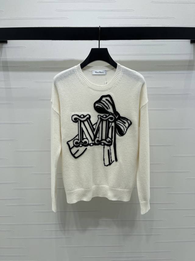 上新原单高端品质 Maxmar* 2025早秋最新系列！官网同步 ！定制羊毛针织材质 舒适柔软 质感十足 圆领套头毛衣 通体素色打底 胸前手绘素描品牌缩写字母手