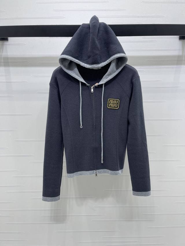 上新原单高端品质 Miumi*2025早秋最新系列！连帽针织长袖毛衣！定制进口羊毛纱线织造 柔软亲肤 舒适弹力 连帽针织长袖上衣剪裁 拉链式全开襟设计领口随意调