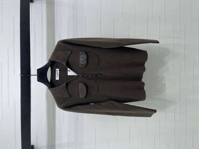 上新原单高端品质 Valentin*2025早秋最新系列！双口袋翻领针织长袖！定制羊毛纱线织造 质感细腻 舒适亲肤 翻领针织上衣版型 半开襟领随意调节 恰当露肤