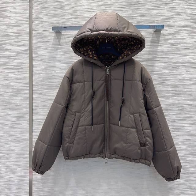 Louis Vuitto*2025Fw新款棉外套 高定出品 时髦精必入 这穿搭的功能特别强大 随意打造显高显瘦的上身效果，美式高街帅气随性气质！强烈推荐自留款