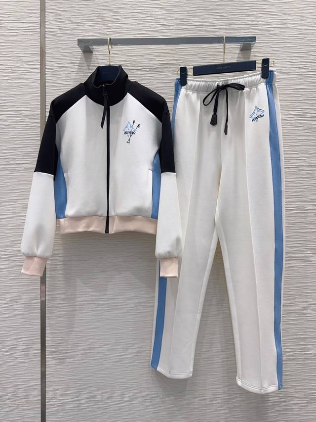 Louis Vuitto*2025Fw最新时尚套装 经典又有型 自带气场 面料质感很奈斯 时髦又高级 颜色超级正 上身显白又显瘦 自带酷帅感的系列 走路都带风上