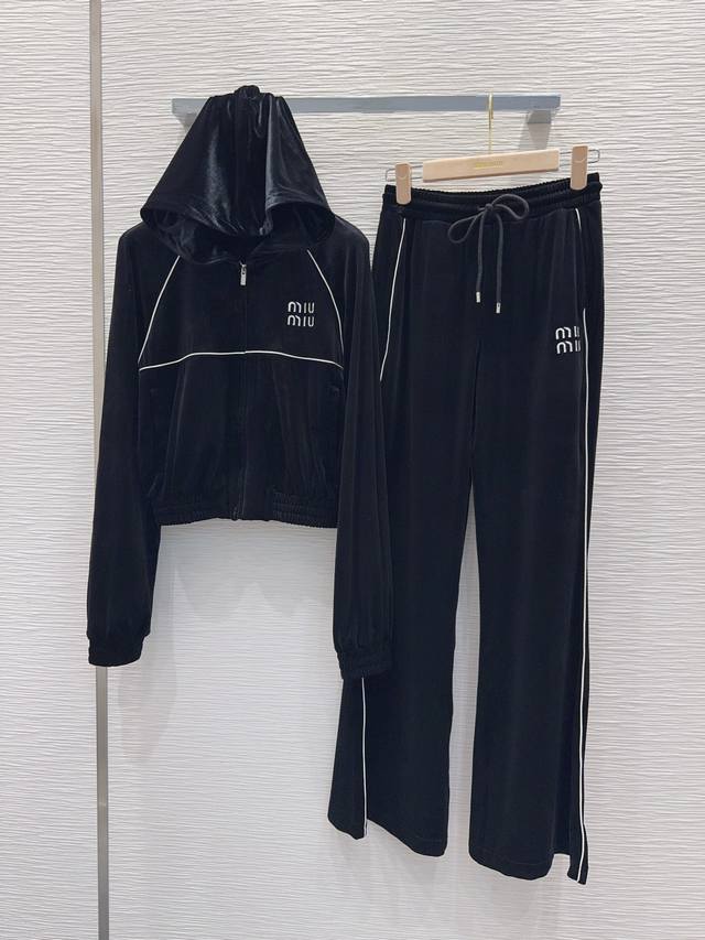 Miu Mi* 2025Fw新款 人人都能驾驭的丝绒套装。高密度时髦休闲风 Vintage帅气 中古风 贴合舒适与时髦的双需求能融入每个日常的穿搭场景中。俏皮减