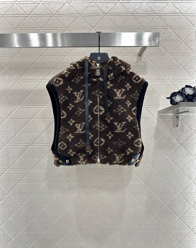 Louis Vuitto*2025新品上架 连帽泰迪毛绒坎肩马甲 定制Yb摇粒绒材质，颗粒感明显软糯亲肤，增色时髦，连帽拉链马甲版型，大身泰迪羊绒毛满印四叶草元