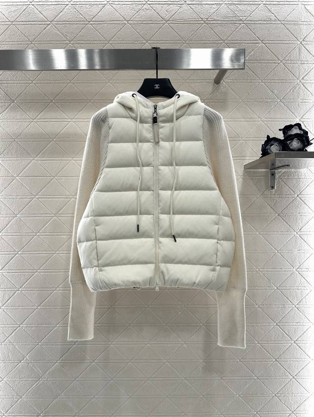 Bc*2025新品上架 连帽拼接拉链羽绒服 定制Yb精梳棉羊毛材质 其工艺还原，升级材质，带有毛绒纹理又具备防风性能，御寒加分，白鹅绒填充内里，整件轻盈保暖，拉